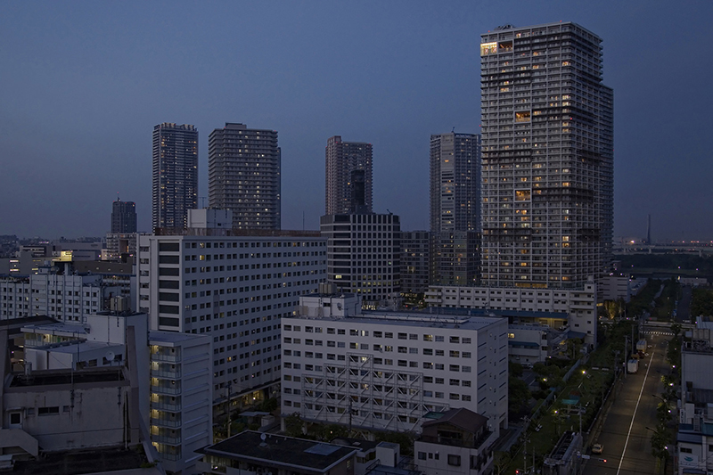 国家公務員宿舎「東雲住宅」で夫が飛び降り自殺、妻は刺されて血だらけ