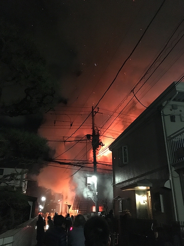 武蔵野市境南町のアパートで火事、１人死亡　火元の部屋か