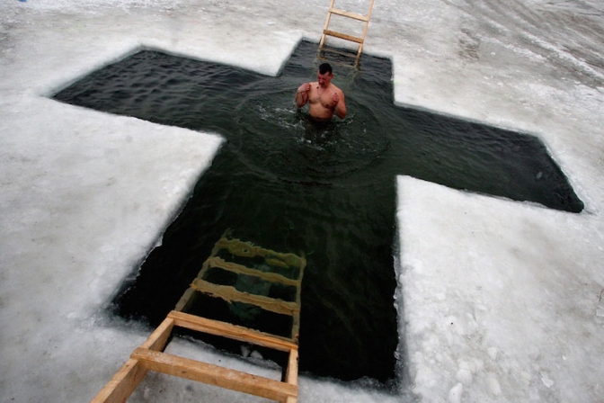 ロシアで神現祭　氷水に漬かる正教徒たち