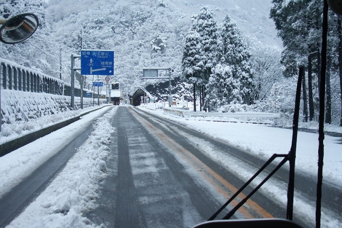 岩見沢市立緑中学のスキー授業帰りのバスから出火、タイヤ破裂　北海道三笠市