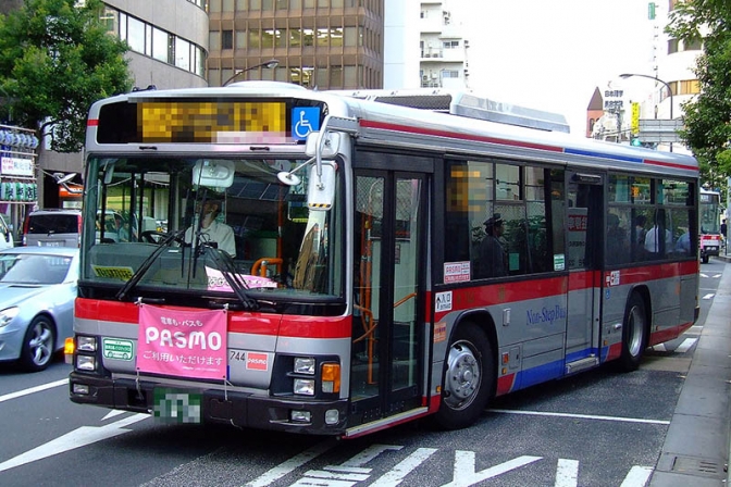東京・立川市でトラックが信号待ちの路線バスに追突する事故　１２人けが