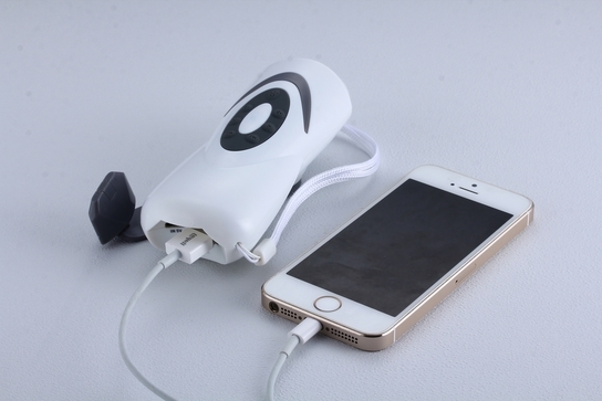 iPhone 含め全スマホに対応　超小型手回し式充電ラジオライト「プチサンダー」発売