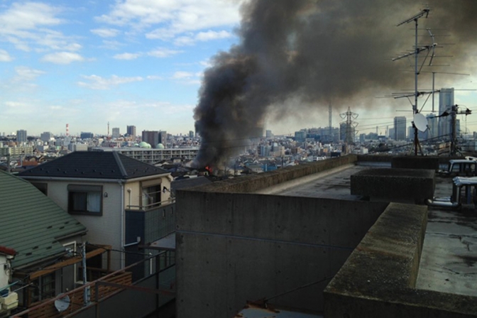 横浜市西区東久保町で火事、住宅５棟焼け１人死亡　消防車３０台出動