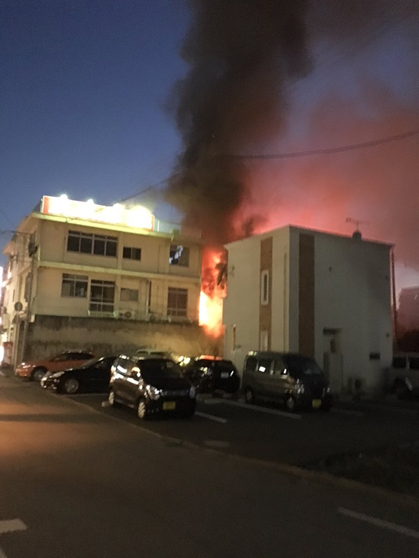 ＪＲ宇都宮駅前で火事　店舗兼住宅が激しく炎上