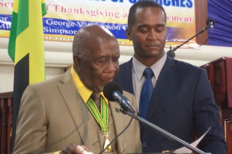 ジャマイカの牧師、引退に涙　数十年にわたる「奇跡的な」働きの末