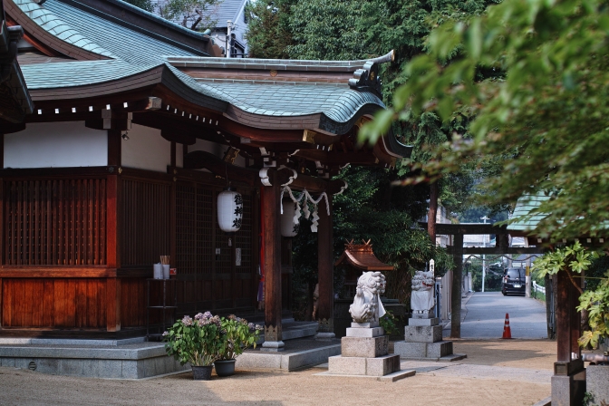 スカート姿の女装男が強盗、岐阜県大垣市栗屋町の神社　はさみで脅し４千円奪う