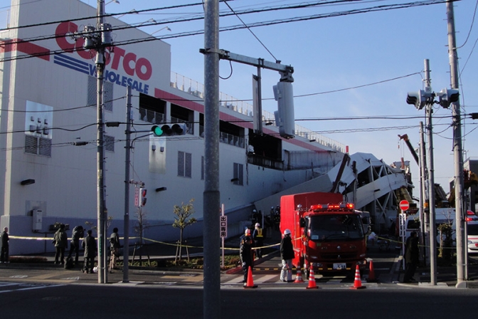 震災で東京・町田のコストコ・スロープ崩落、構造設計の高木直喜・１級建築士に有罪判決