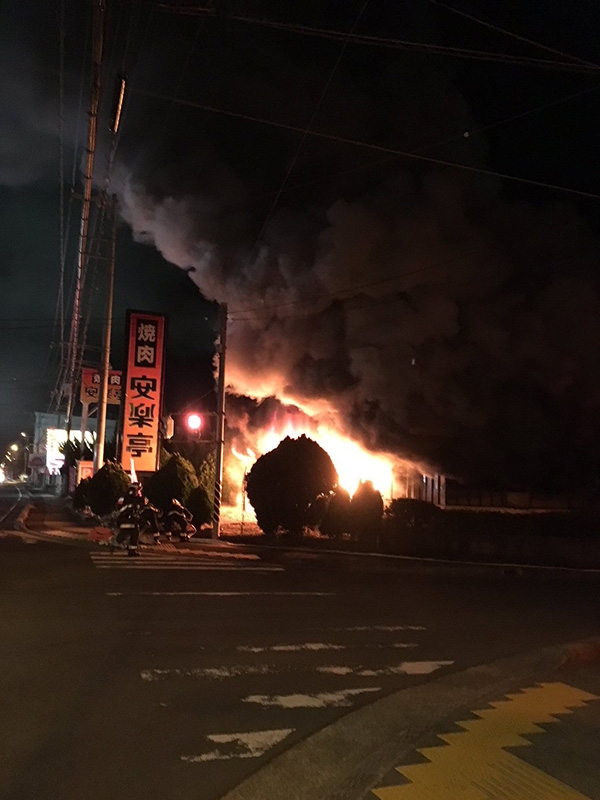 神奈川県大井町で火事　焼き肉店「安楽亭大井松田店」が全焼