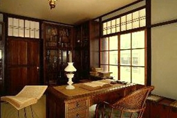 新島旧邸の書斎の様子＝同志社社史資料センター提供