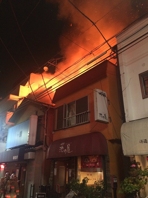 杉並区・西荻窪の住宅密集地で火事　消防車など３０台以上出動