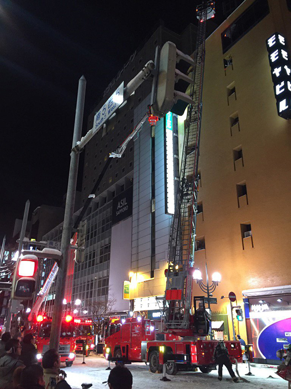 札幌・ススキノの「モモヤビル」で火事　８階から男女４人救助