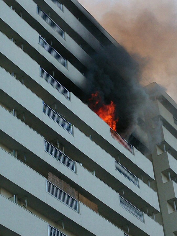 新宿区戸山の都営団地「戸山ハイツ」で火事　１１階から火