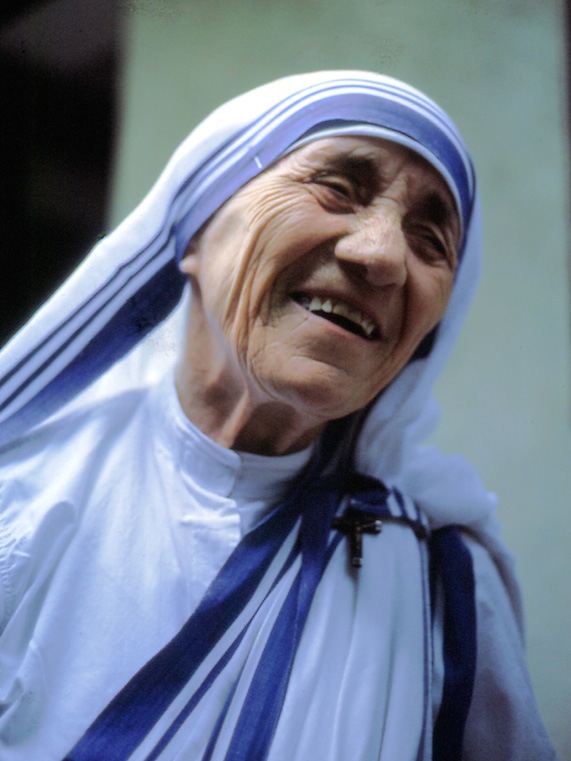 枢機卿会議：新たに５人を聖人として承認、マザー・テレサの列聖式９月に