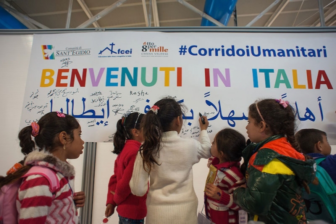 シリア難民、イタリアに到着　キリスト教団体の支援プロジェクトで