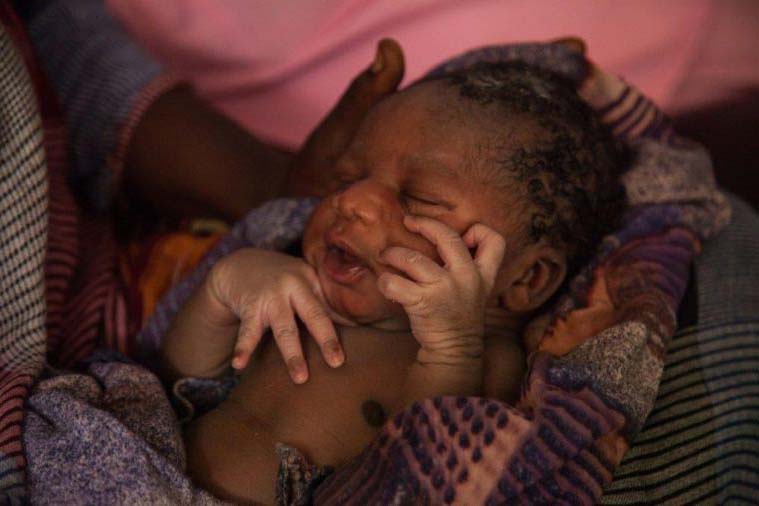 世界で最もリスクの高い国の一つで４千人の新生児の出産を支援したキリスト教徒の医師