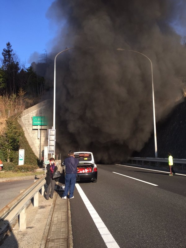 東広島市の山陽道・八本松トンネルで多重事故、車炎上　１人心肺停止