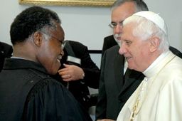 フォーラムの中で、握手する世界教会協議会（ＷＣＣ）のサムエル・コビア総幹事とローマ教皇ベネディクト１６世＝２１日、イタリア・ナポリで（ＷＣＣ）