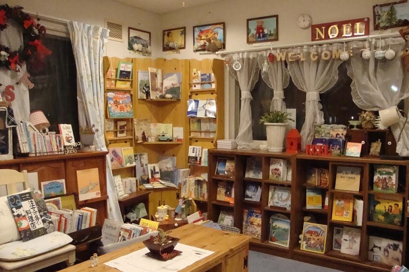 【書評】絵本屋の店主があなたに贈る１２のメッセージ　高津恵子著『心に寄り添うおとなの絵本』