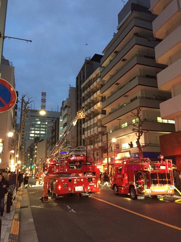 赤坂の１１階建てマンションで火事　消防車など３０台以上出動