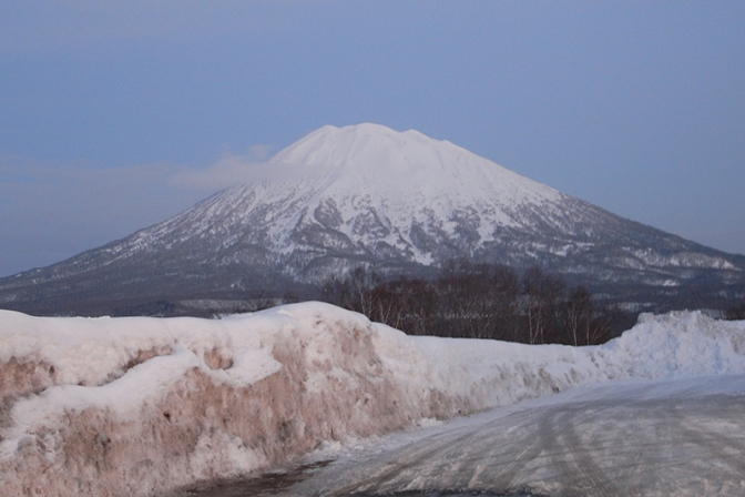 羊蹄山で雪崩、会社員の関田博之さんが行方不明　山スキー中に　北海道京極町