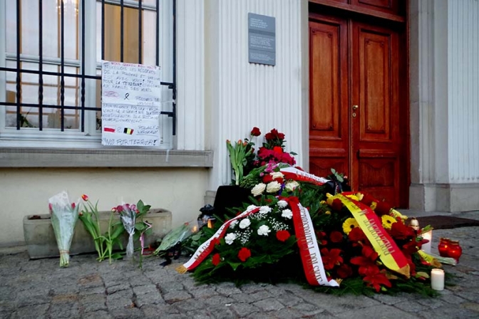 ベルギー自爆テロ：死者数が増えるにつれ祈るキリスト教徒