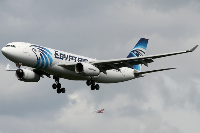エジプト航空ハイジャック、自爆ベルトの男１人確認　５人以外は解放