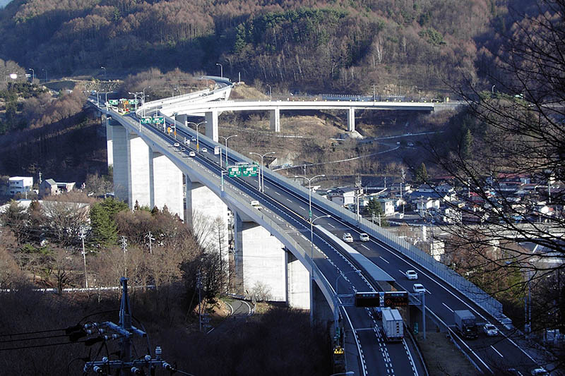 神戸山口組の走行中の車に並走車が発砲、窓ガラス割れる　中央道長野線