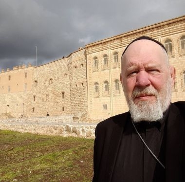 「かろうじて爪の先で引っかかっている」シリア正教会の司祭がキリスト教徒の中東からの脱出を語る