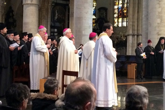 宗教指導者や生存者ら、ブリュッセルの教会でテロ事件の犠牲者を追悼