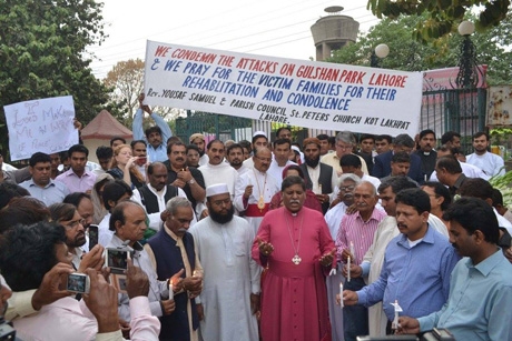 パキスタン：ラホールの復活日の爆弾　犠牲者たちのために多宗教の祈り