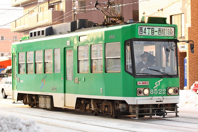 札幌市中央区南１８条で路面電車と車が衝突する事故　運転手大けが
