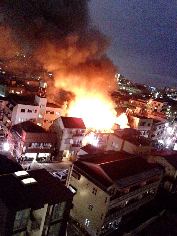 大田区西糀谷の共同住宅で火事　消防車２０台出動