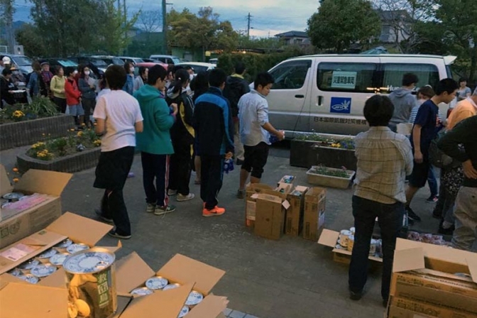 熊本地震：ＪＩＦＨスタッフが現地入り　被災者に食料を配布