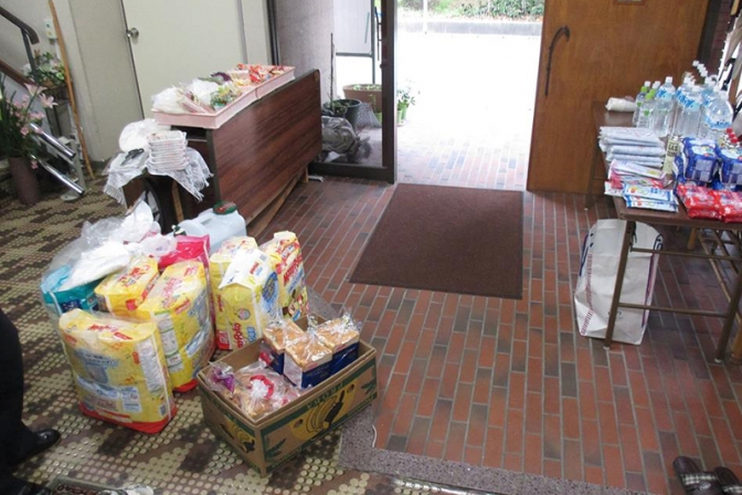 熊本地震：コンビニ前に長蛇の列　避難者に救援物資届かず