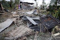 サイクロンの被害で全壊した家屋＝１７日、首都ダッカから南西約３４０キロに位置するベーカーガンジで（ロイター）