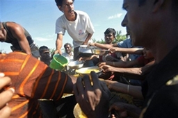 バングラディシュの首都ダッカの南２００キロに位置するパターガタで、サイクロン被災者に食糧を配布するボランティア