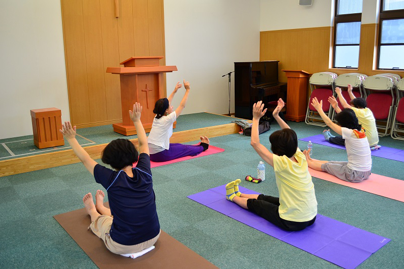 十字架を見上げながら、ヨガ教室はいかが？　埼玉・戸田福音自由教会