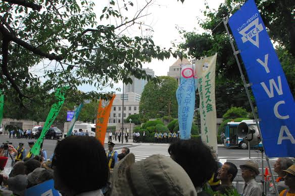 「選挙に行こうよ！」「政治を変えよう！」国会前で４万人が集会