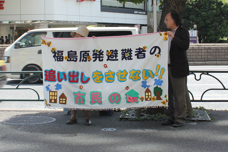 福島原発避難者の追い出しをさせない！　市民の会が緊急アクション、有楽町で署名活動