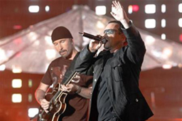 昨年11月10日にシドニーで行われたコンサートで歌うU2のボーカル・ボノ(写真右)とギターリスト・エッジ(写真左)=ロイター 昨年11月10日にシドニーで行われたコンサートで歌うU2のボーカル・ボノ(写真右)とギターリスト・エッジ(写真左)=ロイター