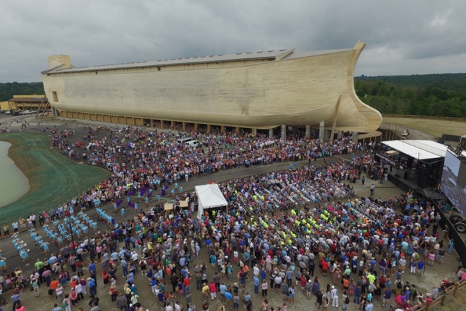 実物大ノアの箱舟を再現　「アーク・エンカウンター」の祝賀式典に７千人