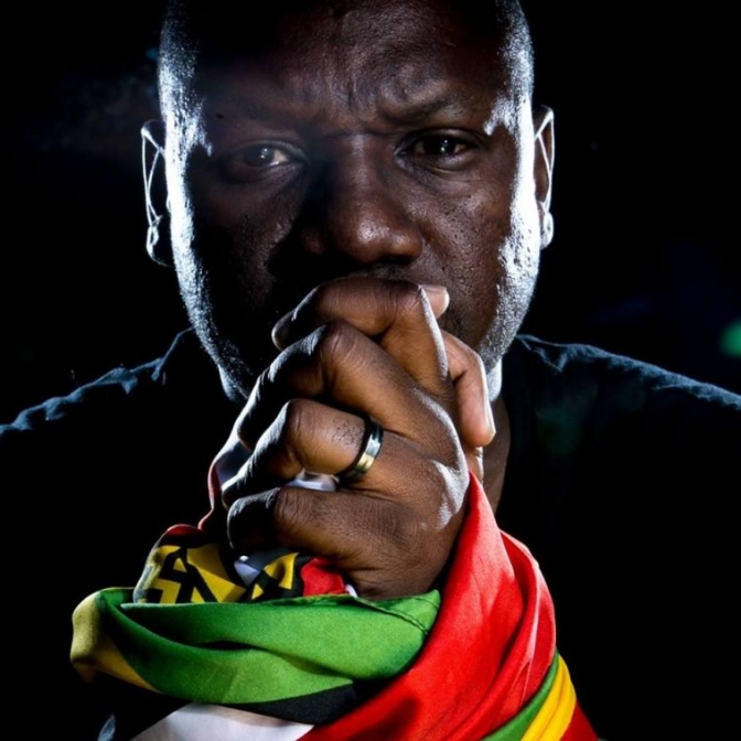 大統領は「自分の太陽が沈んでいくのを止められない」　ジンバブエの強権体制に抗議し英雄視される牧師