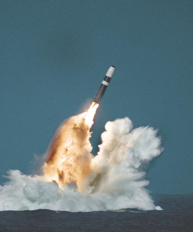 クリスチャンの英国首相、核攻撃を許可する用意があることを明言　教会指導者らは核兵器の更新に反対