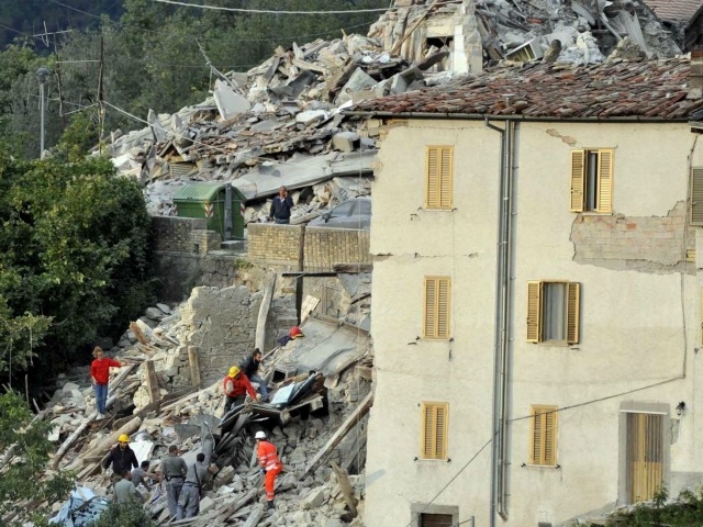 教皇、イタリアの地震被災者のために信者たちと祈り、消防隊派遣　司教「状況はひどい」　同国カリタスは救援