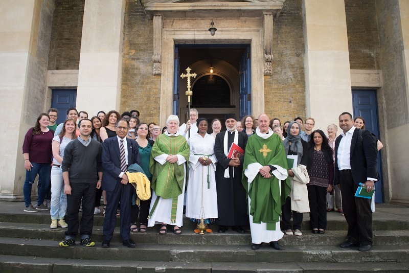 ロンドンでイスラム教徒が教会の礼拝に出席　仏神父殺害事件受け連帯示す