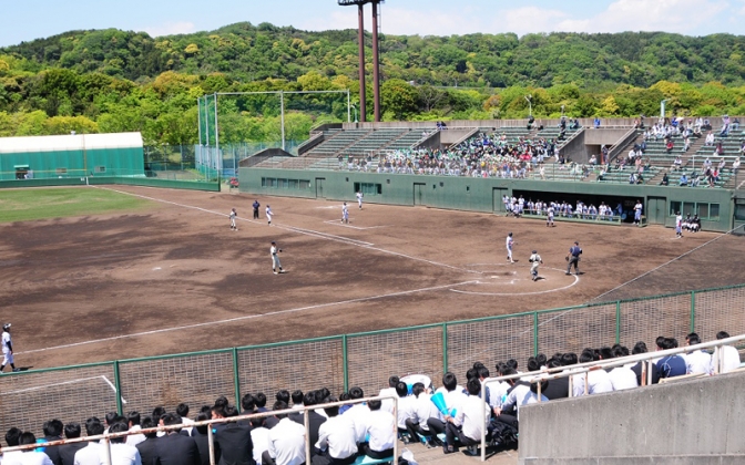 関東学院大横浜・金沢文庫キャンパスの野球場、グラウンドに企業名