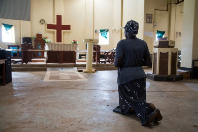 南スーダン：暴力を逃れて祈る女性　１０万人が町に追い込まれ、廃屋や聖堂に避難　国連の難民機関が警告
