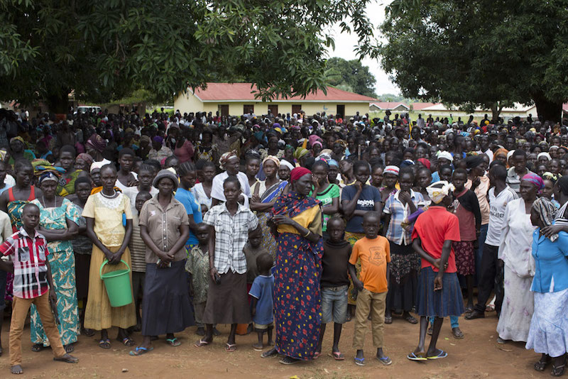 南スーダン：暴力を逃れて祈る女性　１０万人が町に追い込まれ、廃屋や聖堂に避難　国連の難民機関が警告