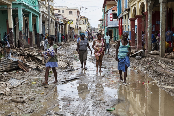 ローマ教皇、ハイチのハリケーン被災者に１０万ドル寄付