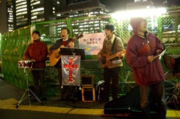 路傍伝道をする有志たち＝１５日、ＪＲ新宿駅東南口前で